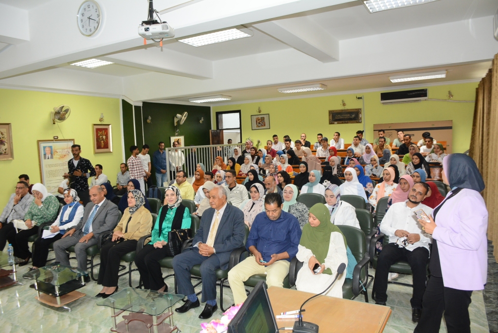 ندوة بجامعة أسيوط تحذر الطلاب من الانسياق وراء الشائعات 