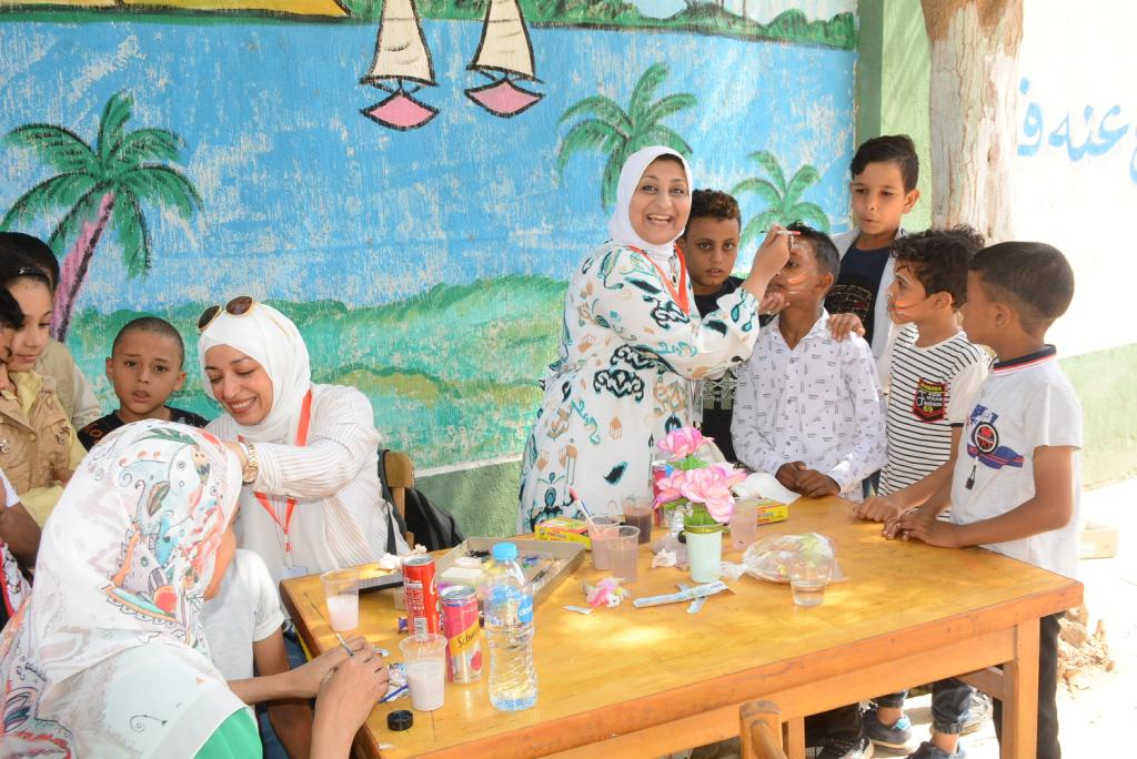 قافلة جامعة أسيوط التنموية الشاملة تناظر ٥٤٠ مواطنا بقرية شطب 