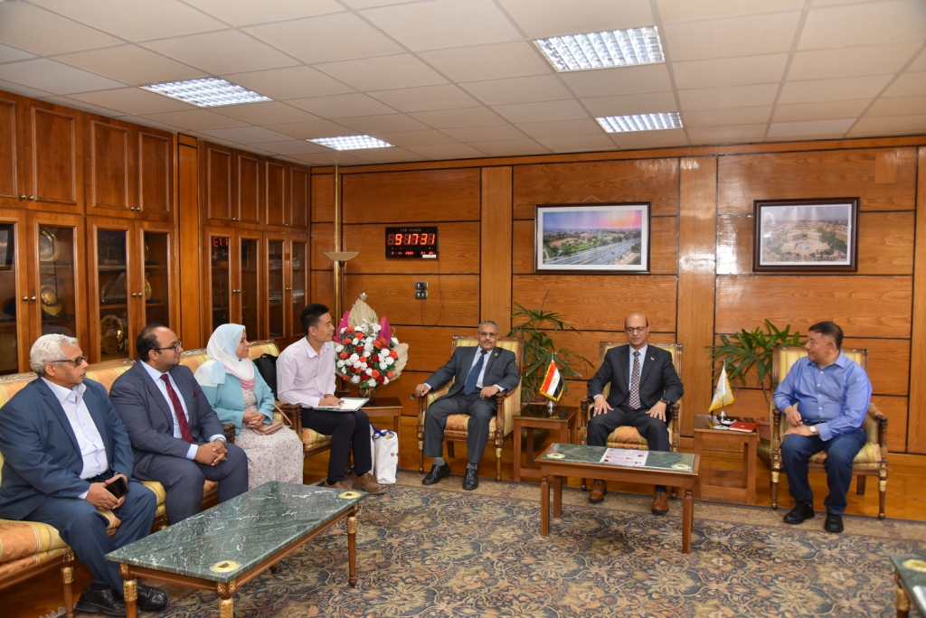 رئيس جامعة أسيوط يوقع برتوكول تعاون مع جامعتين من الجامعات الصينية لتعزيز التعاون المشترك وتبادل الخبرات العلمية