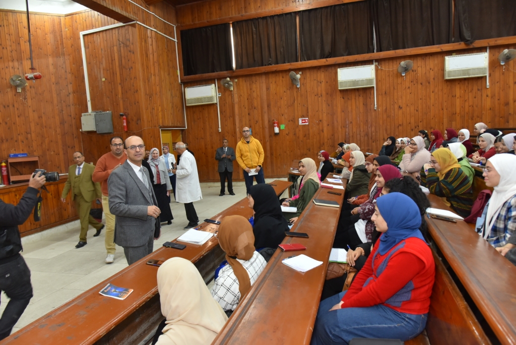 رئيس جامعة أسيوط يتابع انطلاق الفصل الدراسي الثاني بجولة في كليات الجامعة ويطمئن على انتظام الدراسة