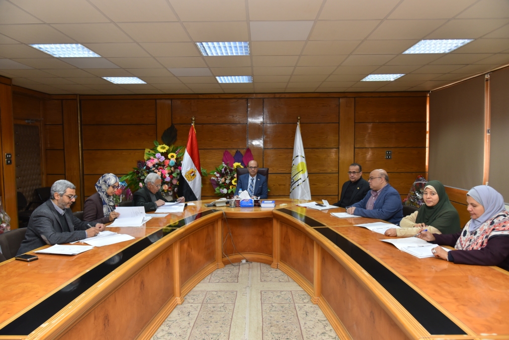 رئيس جامعة أسيوط يرأس اجتماع مركز بحوث&nbsp; تطوير و ابتكار الدواء لمناقشة آليات تطوير الخدمات المقدمة للمرضى والباحثين 