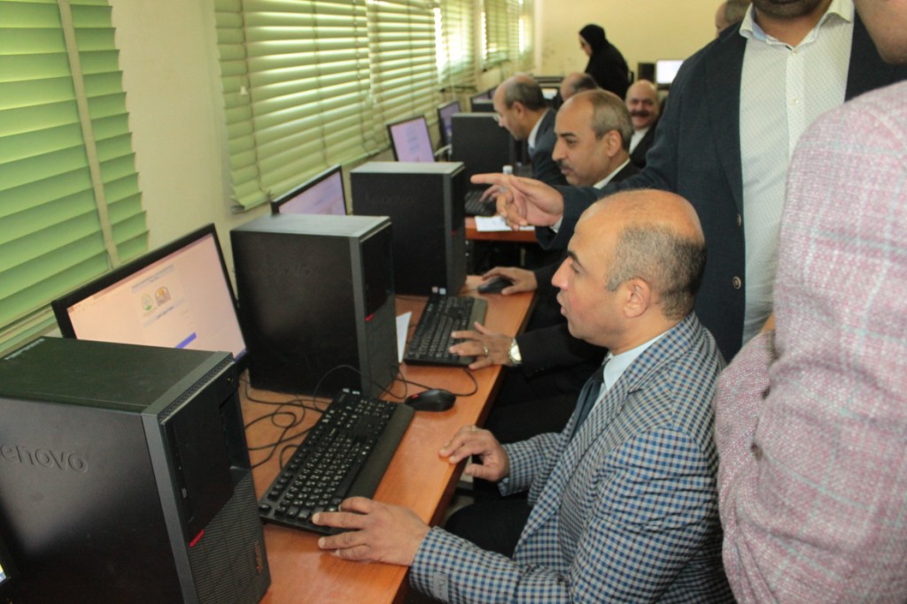 رئيس جامعة أسيوط يستعرض تقريرا مقدمًا من نائبه حول الاجتماع الدوري لمجلس شئون خدمة المجتمع وتنمية البيئة