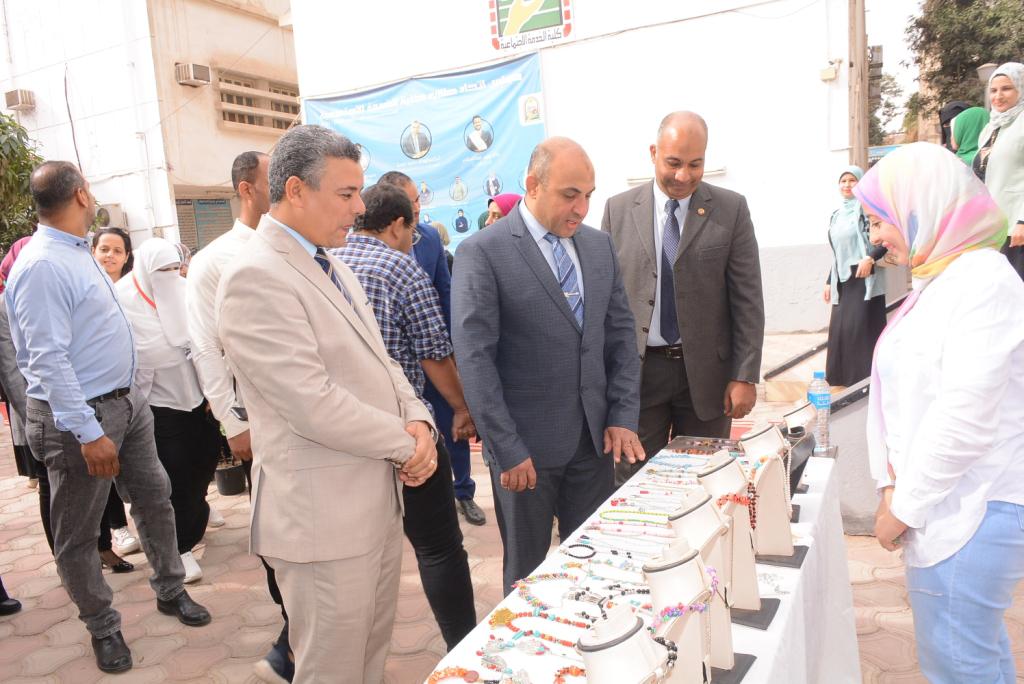 "كلية الخدمة الاجتماعية" بجامعة أسيوط تنظم معرضاً وندوة بيئية حول" التنمية المستدامة وقضايا البيئة المعاصرة"