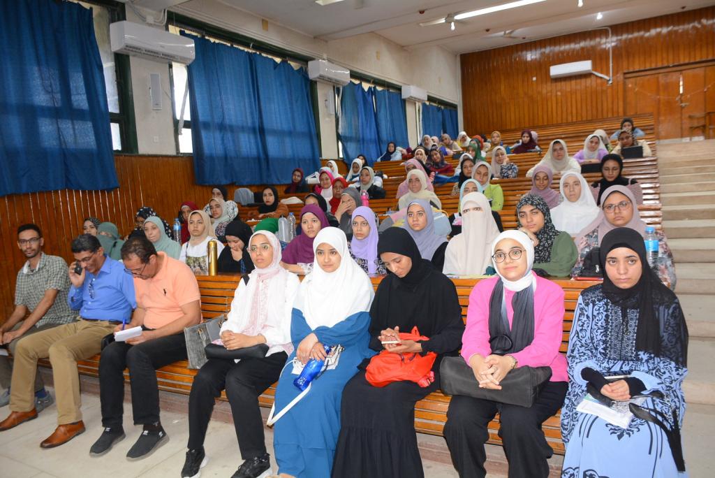 "تربية طفولة أسيوط" تنظم ندوة تعريفية حول خدمات جهاز تنمية المشروعات الصغيرة والمتوسطة ومتناهية الصغر