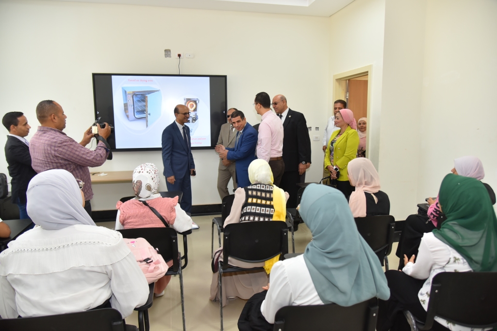 رئيس جامعة أسيوط يزور جامعة أسيوط الجديدة التكنولوجية ويشيد بالزخم التعليمي في محافظة أسيوط