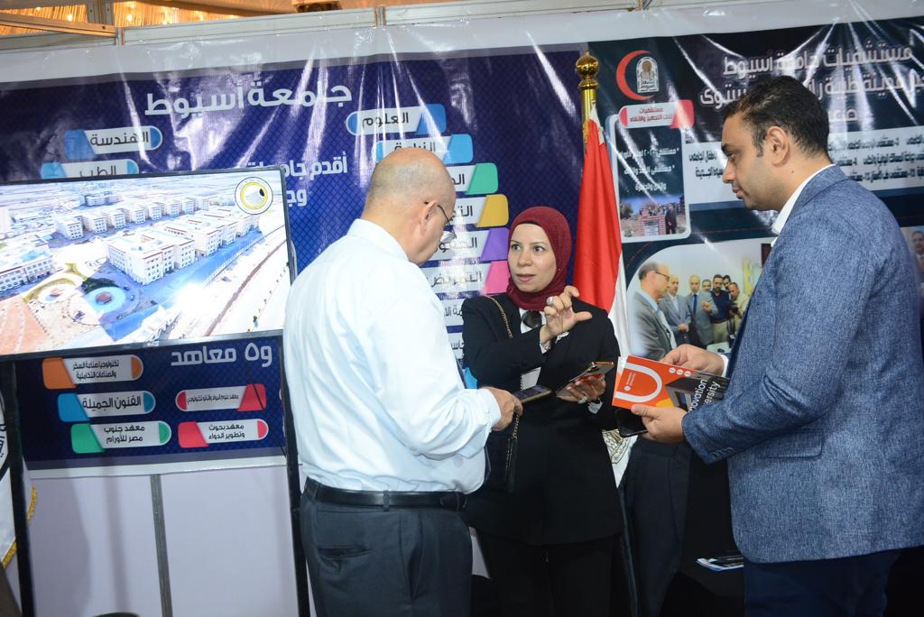 جناح جامعة أسيوط بمعرض " Edu Gate" يجذب الطلاب ببرامجه الدراسية