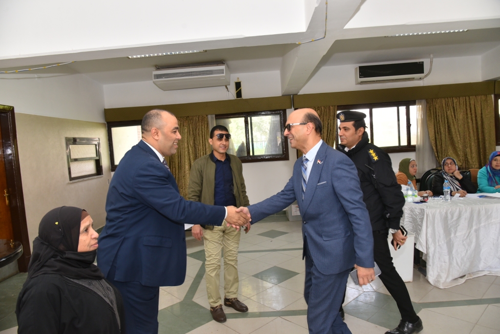 رئيس جامعة أسيوط يُدلي بصوته في الانتخابات الرئاسية 2024