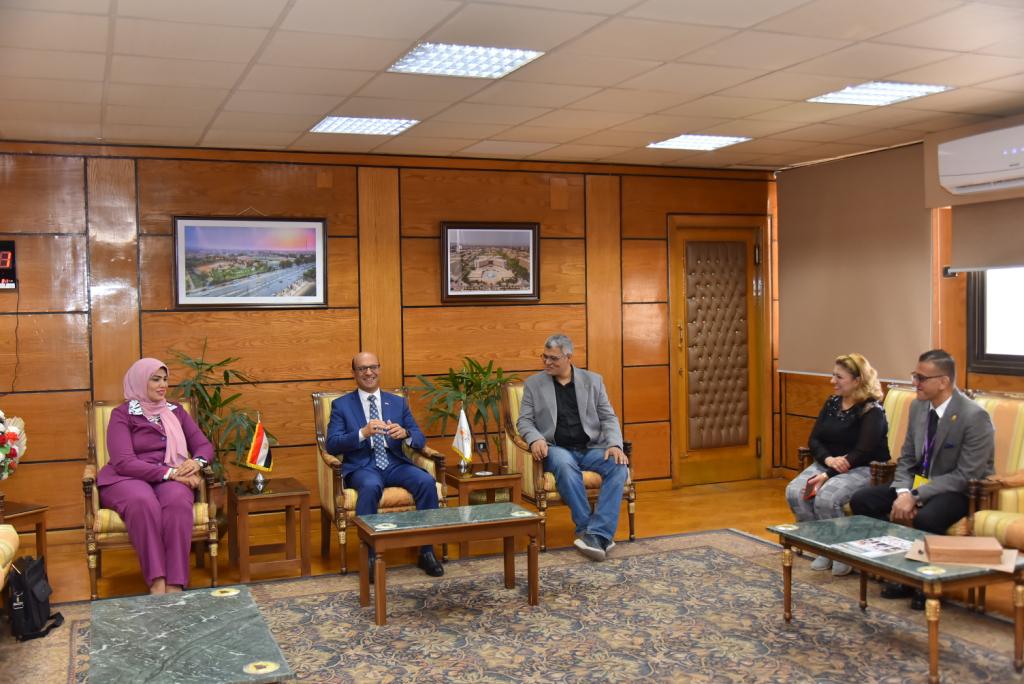 رئيس جامعة أسيوط يلتقي بالمشرف على نوادى ريادة  الأعمال بأكاديمية البحث العلمي والتكنولوجي في اطار زيارتها للجامعة
