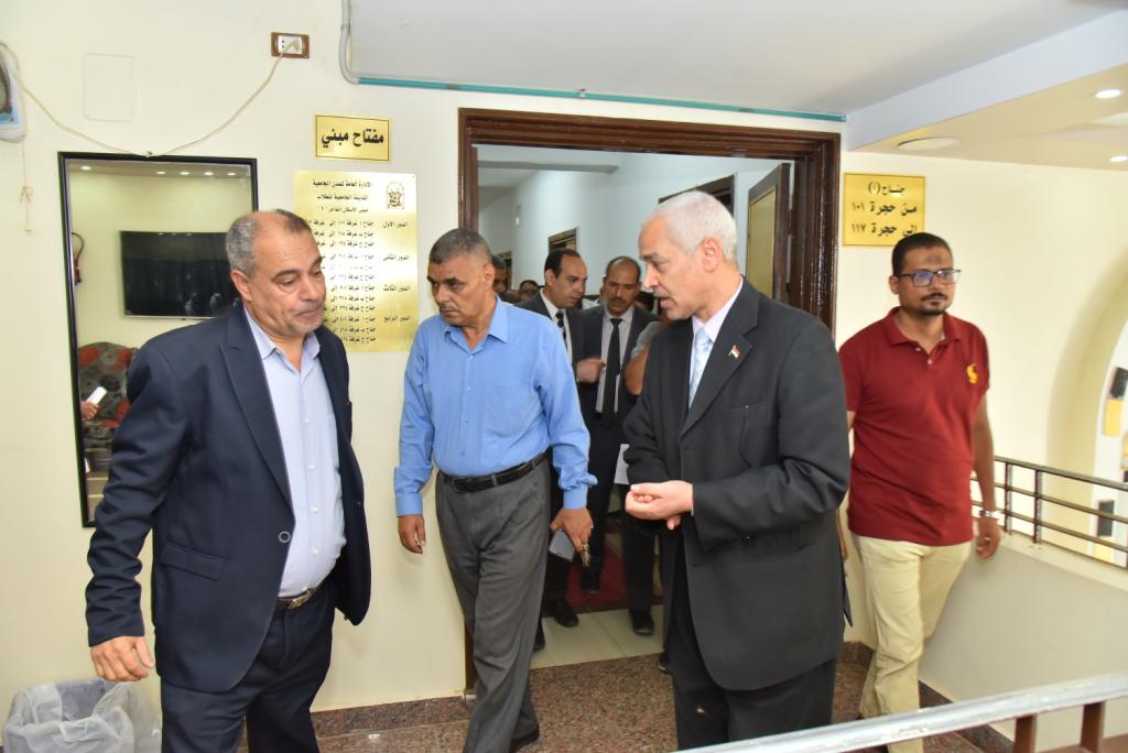 جولة تفقدية لنائب رئيس جامعة أسيوط في قطاع المدن الجامعية لمتابعة أعمال التطوير