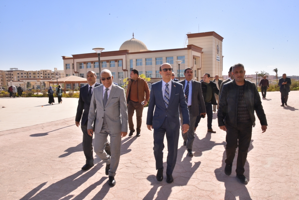 رئيس جامعة أسيوط يتفقد الإنشاءات الجارية في جامعة أسيوط الأهلية ويطمئن على سير الدراسة