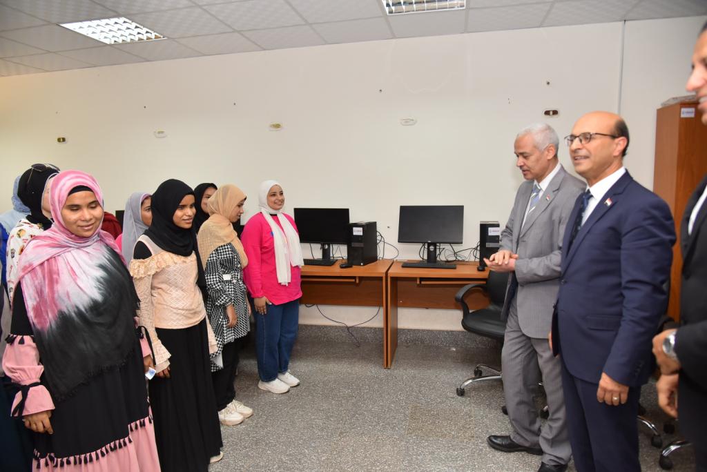 رئيس جامعة أسيوط يزور مركز رعاية الطلاب ذوي الإعاقة ويشهد عرضًا فنيًا لكورال المركز
