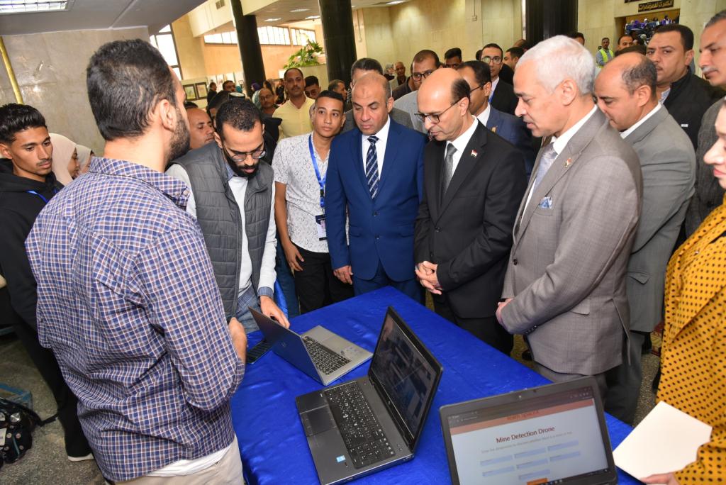 رئيس جامعة أسيوط يفتتح معرضا للمشروعات البيئية لطلاب جامعات إقليم وسط الصعيد