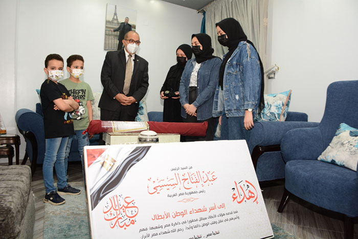 رئيس جامعة أسيوط فى زيارة لمنازل أسر شهداء الأطقم الطبية مصطحباً هدايا مالية وعينية مقدمة من الرئيس السيسى بمناسبة عيد الفطر المبارك