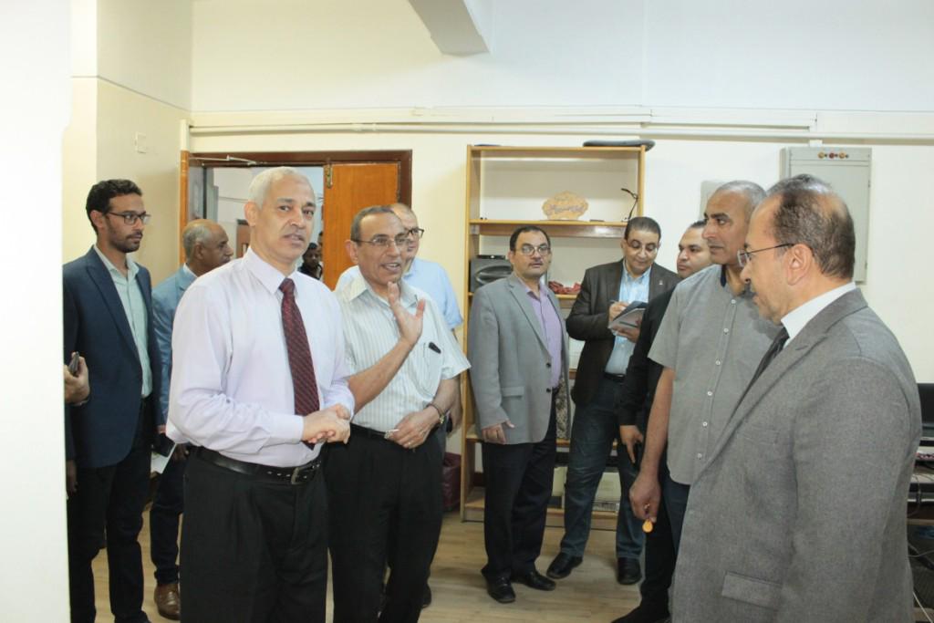 جولة تفقدية لنائب رئيس جامعة أسيوط لمعامل الحاسب الآلي لتطبيق الاختبارات الإلكترونية