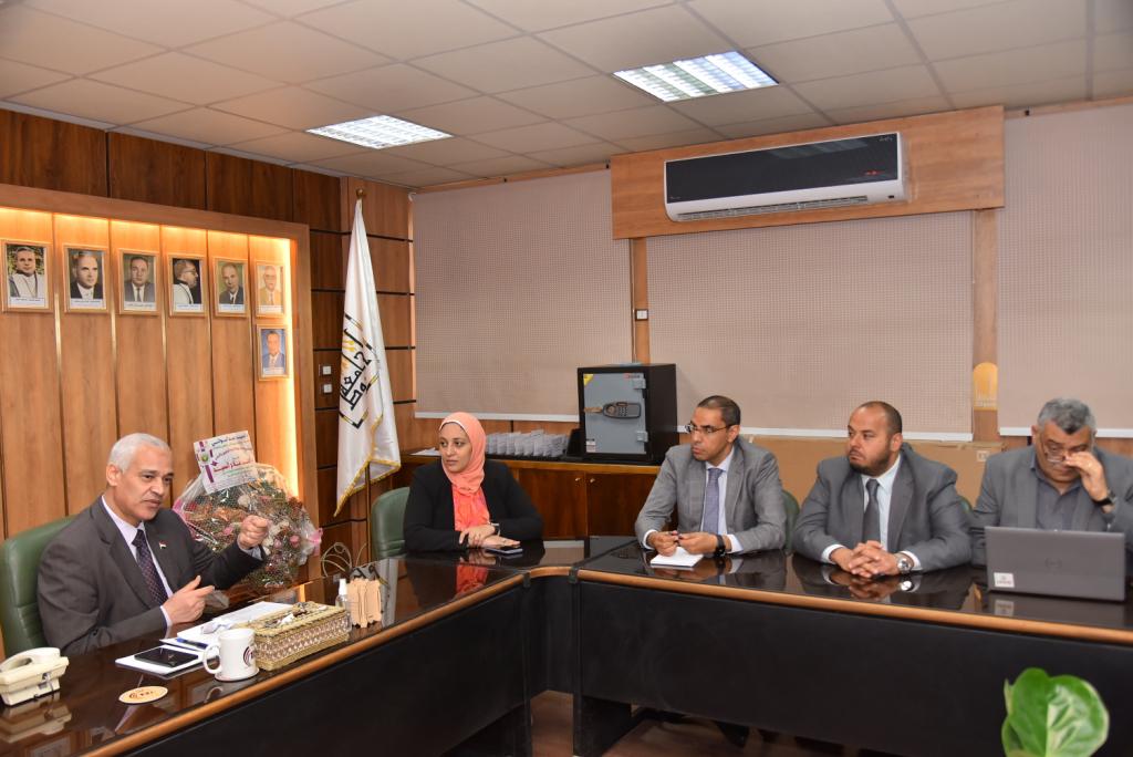 نائب رئيس جامعة أسيوط يعقد اجتماعاً مع وفد إدارة برنامج المنح الجامعية المقدم من الوكالة الأمريكية للتنمية الدولية