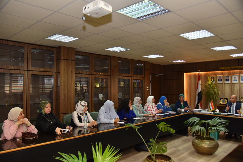 رئيس جامعة أسيوط يستعرض تقريرًا عن الفريق التنفيذي لقطاع خدمة المجتمع وتنمية البيئة