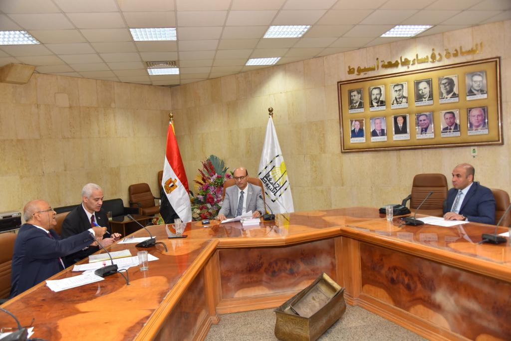 أبرز تصريحات الدكتور المنشاوي خلال ترأسه اجتماع الفريق الإداري لاعتماد جامعة أسيوط ..