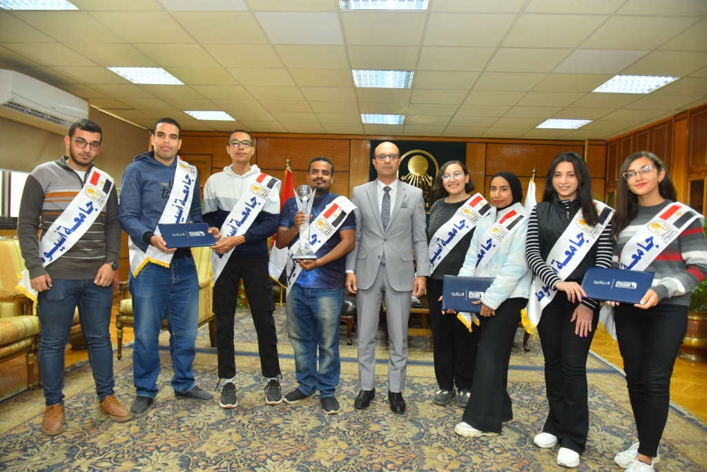 رئيس جامعة أسيوط يحتفي بطلاب الجامعة الفائزين بكأس العباقرة جامعات "الموسم السادس"