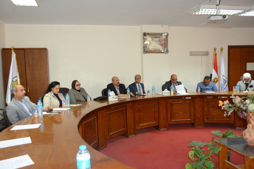 رئيس جامعة أسيوط يستعرض تقريراً حول اجتماع مجلس شئون خدمة المجتمع وتنمية البيئة عن شهر مارس ٢٠٢٤