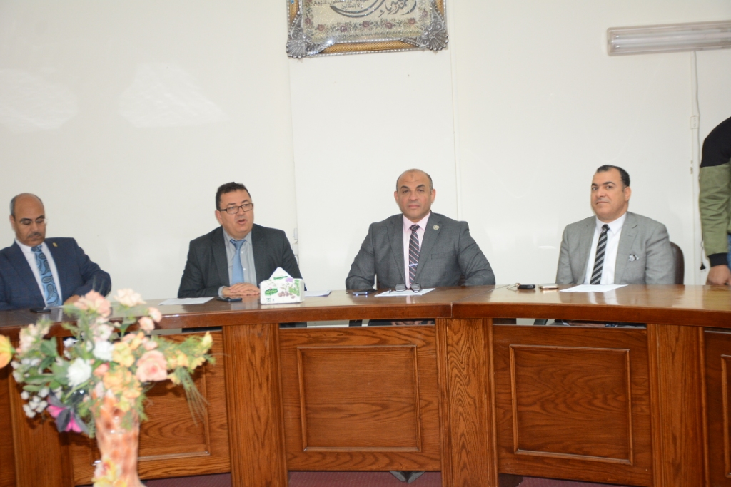 رئيس جامعة أسيوط يستعرض تقريراً حول اجتماع مجلس شئون خدمة المجتمع وتنمية البيئة عن شهر مارس ٢٠٢٤