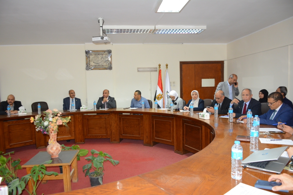 رئيس جامعة أسيوط يستعرض تقريراً حول اجتماع مجلس شئون خدمة المجتمع وتنمية البيئة عن شهر مارس ٢٠٢٤