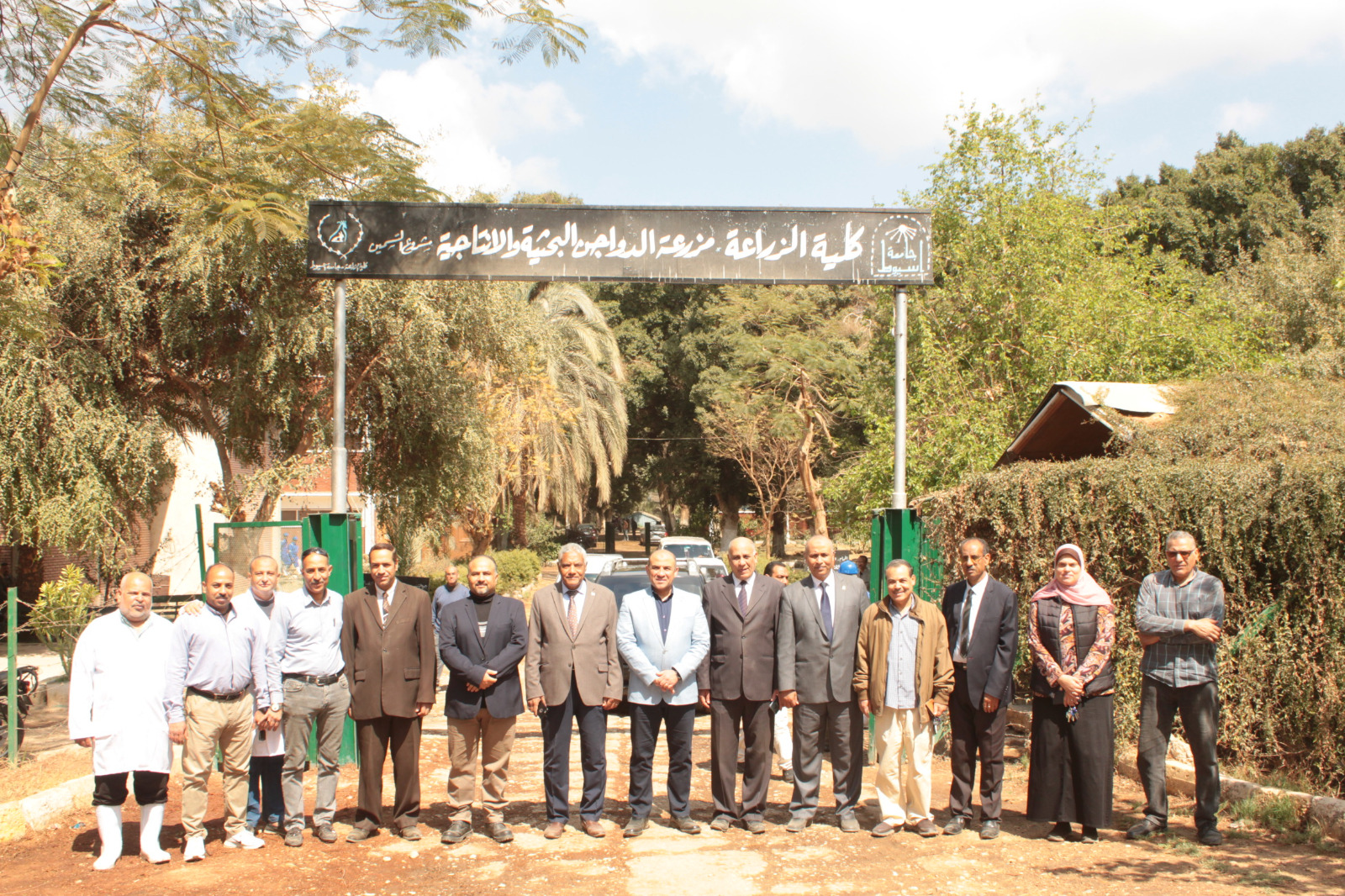 جولة تفقدية لنائب رئيس جامعة أسيوط لمزرعة الدواجن بكلية الزراعة