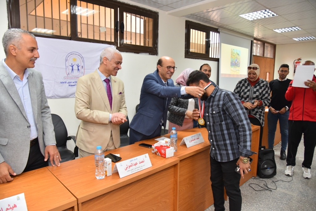 رئيس جامعة أسيوط يشارك الطلاب ذوى الإعاقة الإحتفال بيومهم العالمي