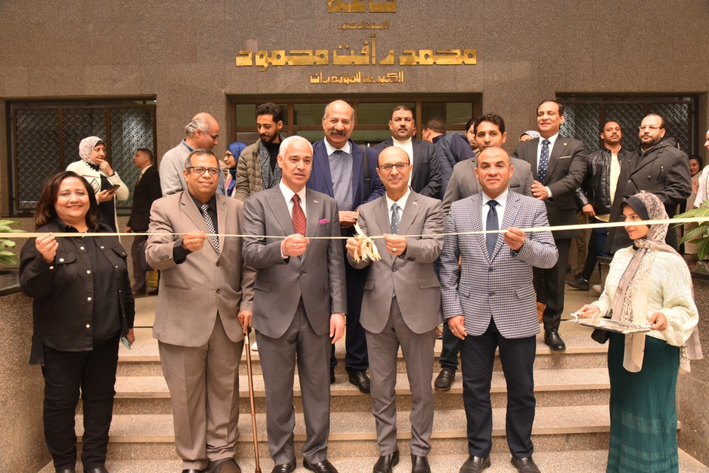 رئيس جامعة أسيوط يفتتح معرض "إبداعات الموزاييك" لقسم التصوير بكلية الفنون الجميلة 