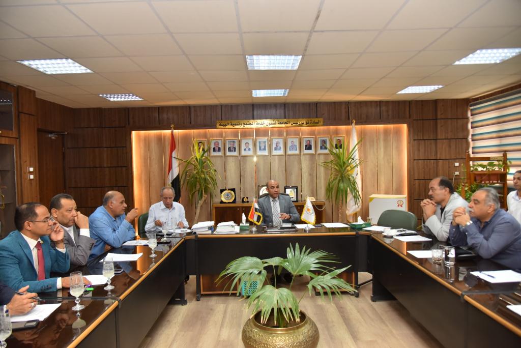 رئيس جامعة أسيوط يستعرض تقريراً عن أعمال مجلس شئون خدمة المجتمع وتنمية البيئة والمنعقد في جلسته الدورية عن شهر سبتمبر 2023م