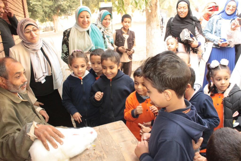 جامعة أسيوط تنظم زيارة ترفيهية لأطفال روضة الرعاية المتكاملة إلي مزرعة كلية الزراعة بالجامعة