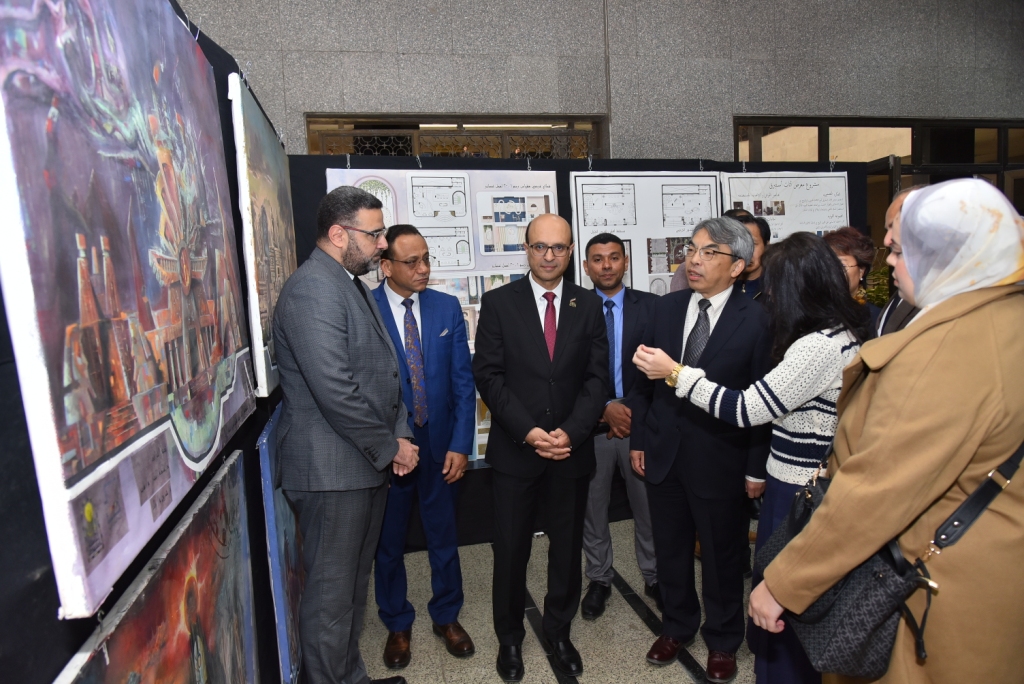 رئيس جامعة أسيوط يفتتح المعرض الفني لقسميّ الديكور والعمارة بكلية الفنون الجميلة 