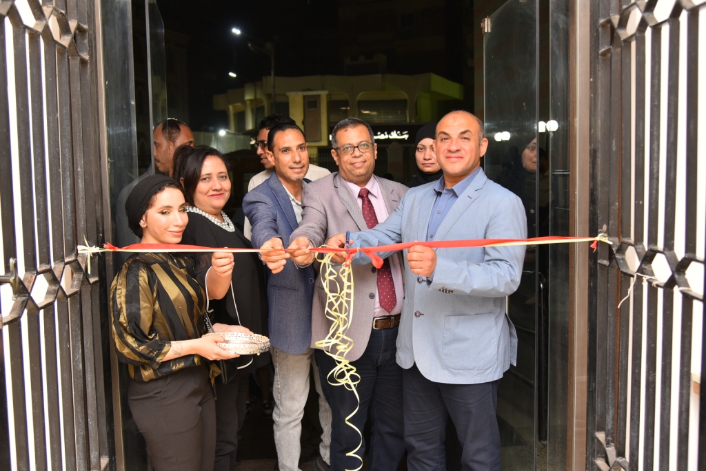 "فنون جميلة أسيوط" تنظم معرضاً فنياً لطلابها بعنوان "افتراضات جدارية"