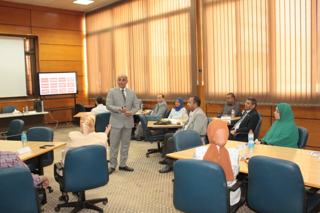 جلسة علمية تناقش التطوير المؤسسي في قطاعات الجامعة للسادة الأساتذة المتقدمين لشغل منصب عميد كلية