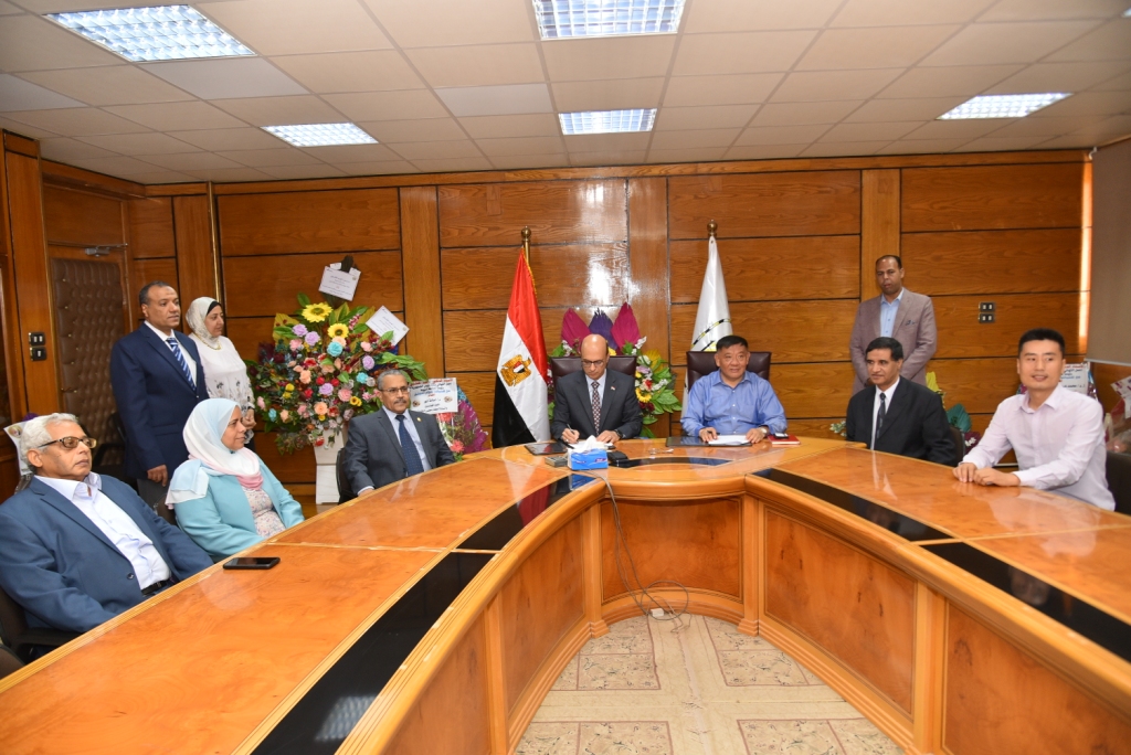 رئيس جامعة أسيوط يوقع برتوكول تعاون مع جامعتين من الجامعات الصينية لتعزيز التعاون المشترك وتبادل الخبرات العلمية