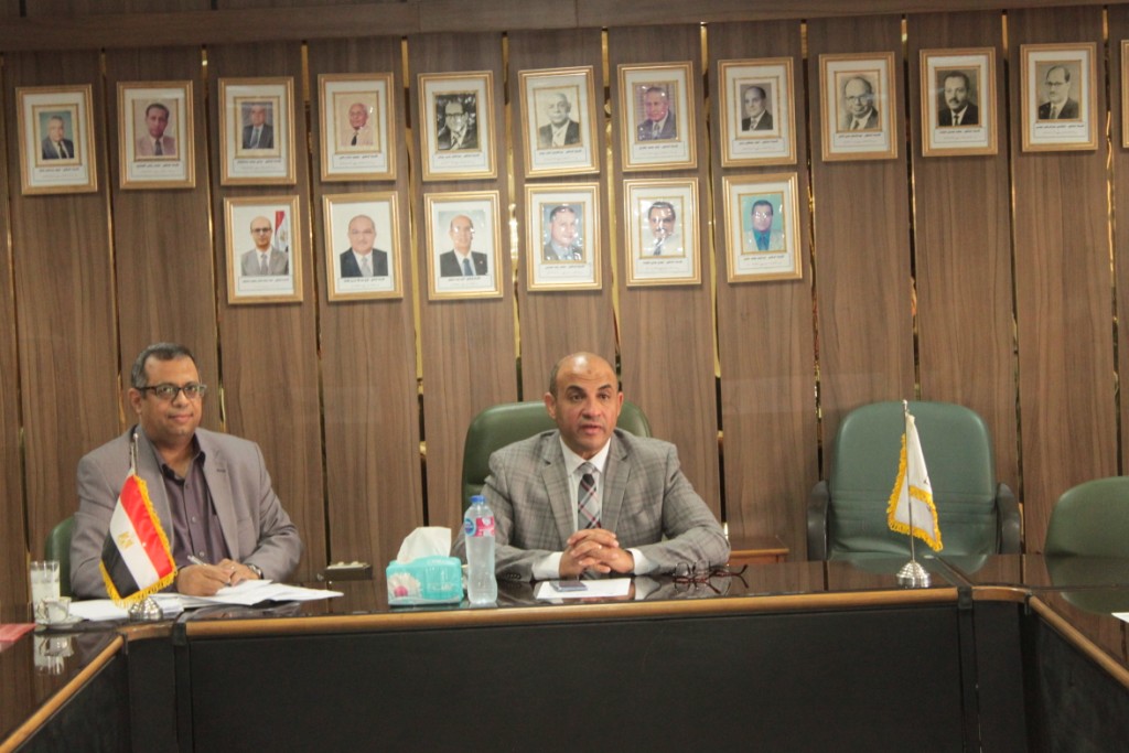  د. المنشاوي: اللجنة تستهدف نشر وتعزيز ثقافة الممارسات الأخلاقية في البحث العلمي والابتكار     أكد الدكتور أحمد المنشاوي رئيس جامعة أسيوط؛ حرص  الجامعة على نشر وتعزيز ثقافة الممارسات الأخلاقية في البحث العلمي والابتكار، ووضعها في صدارة أولويات الجامعة في دعمها للبحث العلمي، وأيضاً العمل على تنمية المهارات والقدرات البحثية لأعضاء هيئة التدريس، ومعاونيهم في ضوء الأخلاقيات العلمية التي أعلنت عنها جامعة أسيوط في مجال البحث والنشر العلمي، والتي تشدد على ضرورة توجيه البحوث؛ لما يفيد المعرفة والمجتمع والإنسانية كإلتزام أخلاقي أساسي، والإلتزام بالأمانة العلمية في تنفيذ البحوث، والمؤلفات، وتطبيق قواعد الاقتباس؛ وفقاً للوائح العلمية المعمول بها؛ إيماناً منها بأن دولة العلم والعمل تتطلب أن تضع الجامعة كل إمكاناتها العلمية والبشرية؛ للمساهمة في تطوير كافة المشروعات الوطنية.    وفي إطار ذلك، عقدت اللجنة المركزية لأخلاقيات البحث العلمي بجامعة أسيوط (AUREC)، اجتماعها الدوري الخامس عشر، تحت رعاية الدكتور أحمد المنشاوي رئيس الجامعة ، وإشراف الدكتور محمود عبد العليم نائب رئيس الجامعة لشئون خدمة المجتمع وتنمية البيئة، ومقرر اللجنة المركزية لأخلاقيات البحث العلمي بجامعة أسيوط، وبحضور الدكتور خالد صلاح  عميد كلية الفنون الجميلة وأمين اللجنة، والدكتور عاصم قبيصي وكيل وزارة الأوقاف بأسيوط، والقس عاموس بسطا قايين سكرتير الأنبا يوأنس أسقف أسيوط ، وبمشاركة أعضاء اللجنة.     وفي مستهل أعمال اللجنة، أكد الدكتور محمود عبد العليم على ما يمثله البحث العلمي من أهمية؛ كونه قاطرة تطور البشرية، وازدهارها، ورفاهيتها؛ وعلى أهمية دور اللجنة في ضبط الإيقاع الأخلاقي للبحث العلمي بالجامعة، مشيداً بمجهودات اللجنة واللجان الفرعية المنبثقة منها في مختلف محاور عملها؛ موجهاً بضرورة تحديث كتاب "الدليل الشامل لأخلاقيات البحث العلمي بجامعة أسيوط" الذي أصدرته اللجنة في ضوء المستجدات العلمية والتكنولوجية، وأيضاً سوف يتم إقامة ندوة عامة للجنة بمناسبة مرور عامان علي إنشاءها في مستهل يناير المقبل.     ومن جانبه ، أوضح الدكتور خالد صلاح؛ أن الاجتماع تناول  مناقشة تقرير متابعة موقف إنشاء الكليات والمعاهد للجان أخلاقيات البحث العلمي الفرعية بها، وأيضاً مناقشة عدد من الشكاوي والموضوعات المحالة للجنة للدراسة وإبداء الرأي تجاهها، وتم الموافقة علي عدد من لوائح اللجان الفرع