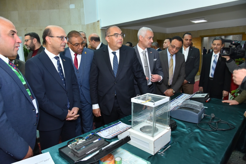 رئيس جامعة أسيوط والمبعوث الخاص للأمين العام للأمم المتحدة يفتتحان معرض المشروعات البيئية