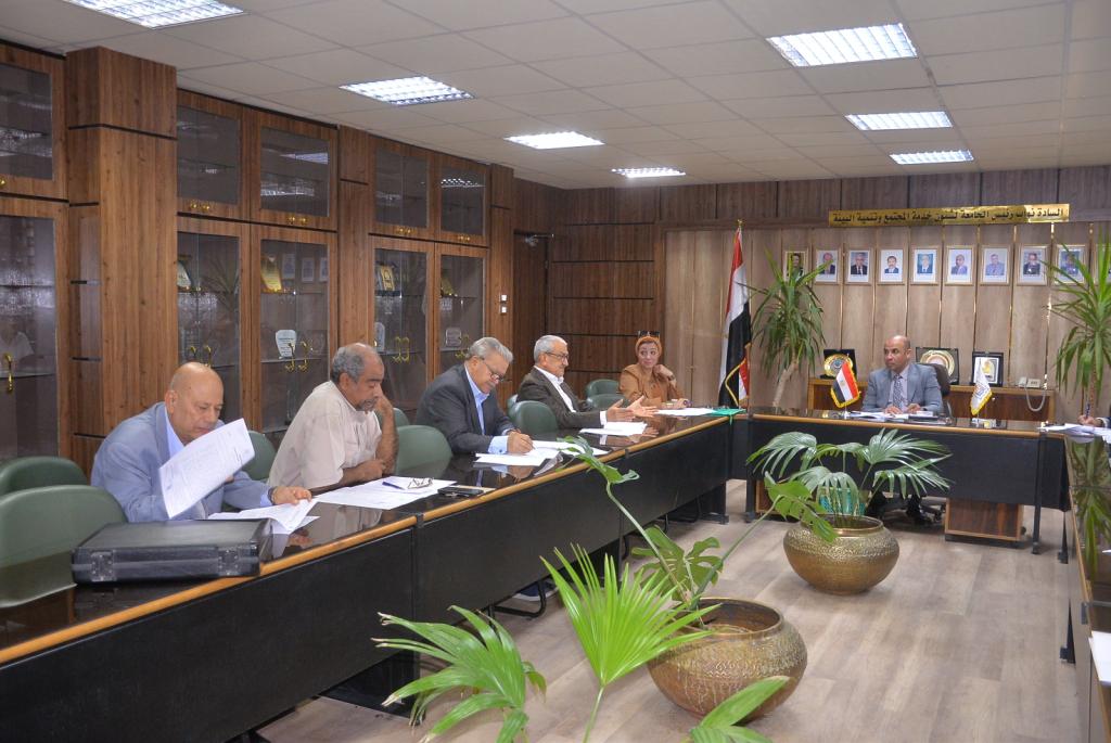 الدكتور المنشاوي يستعرض تقريراً حول اجتماع مجلس إدارة الإسكان الإداري بجامعة أسيوط