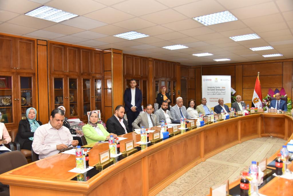 رئيس جامعة أسيوط يشهد فعاليات المائدة المستديرة لمناقشة المهارات المطلوبة لسوق العمل