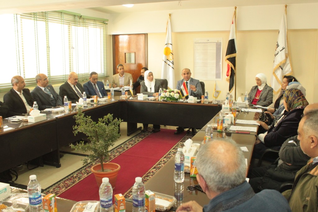 رئيس جامعة أسيوط يستعرض تقريرا مقدمًا من نائبه حول الاجتماع الدوري لمجلس شئون خدمة المجتمع وتنمية البيئة