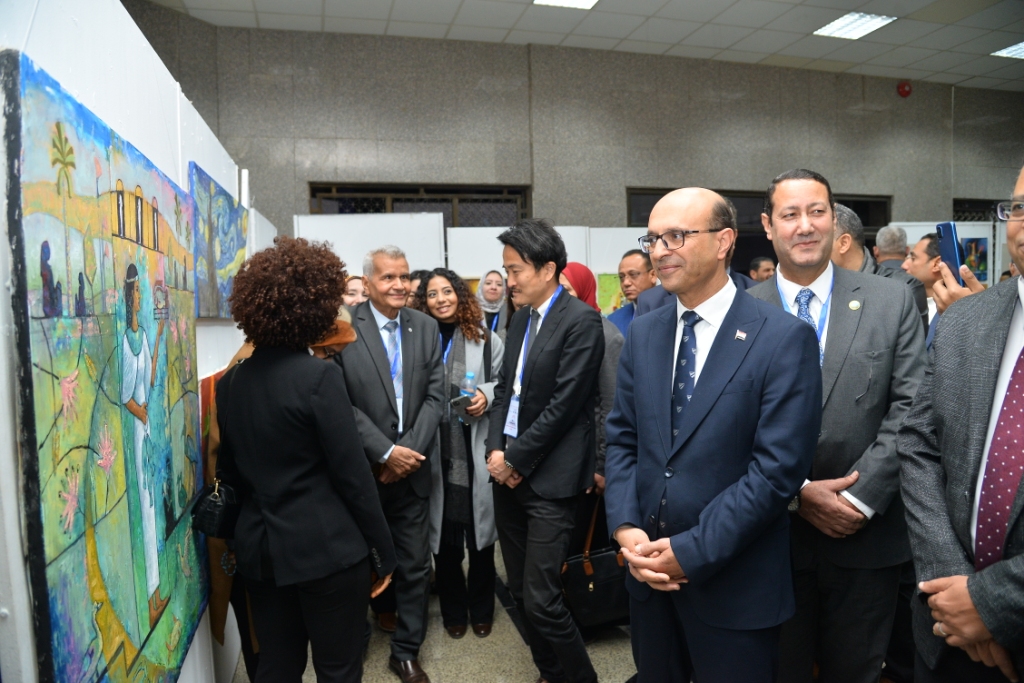 رئيس جامعة أسيوط وممثل سفارة دولة اليابان بالقاهرة يفتتحان المعرض الثقافي المصري-الياباني