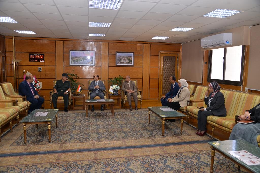 رئيس جامعة أسيوط يستقبل مدير منطقة تجنيد وتعبئة أسيوط لبحث تطويع الجهود لخدمة الطلاب من ذوي القدرات الخاصة