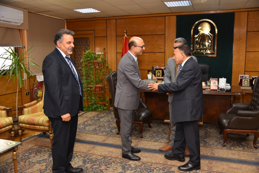 رئيس جامعة أسيوط يستقبل مستشار وزارة التضامن الاجتماعي للتمكين الاقتصادي على هامش زيارته للجامعة لمناقشة رسالة دكتوراة