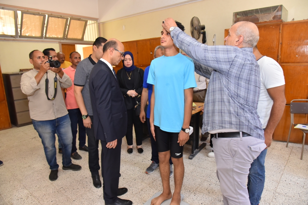 رئيس جامعة أسيوط يتفقد اختبارات القدرات بكلية  التربية الرياضية