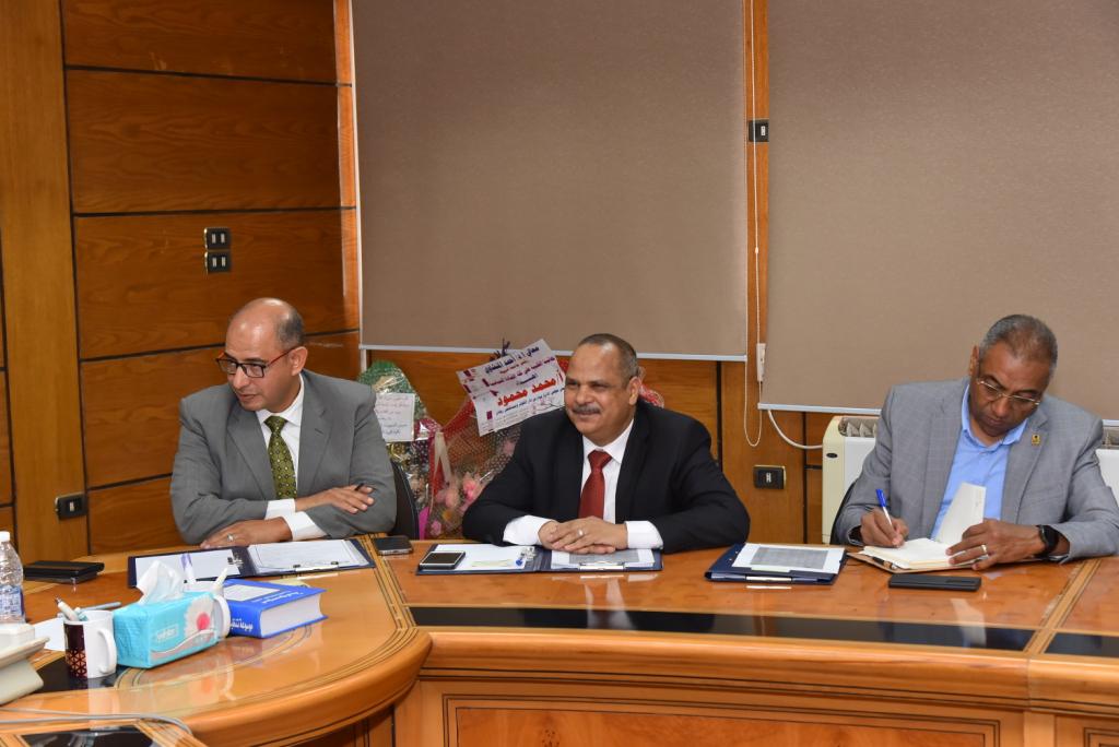 رئيس جامعة أسيوط يرأس اجتماع مجلس إدارة مركز دراسات المستقبل