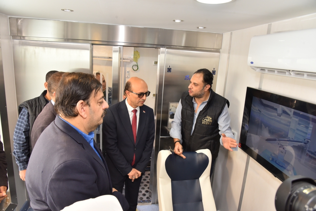 رئيس جامعة أسيوط يفتتح أول وحدة متنقلة للتبرع بالدم على مستوى الصعيد تمويلًا من مؤسسة "وفاء لمصر" 