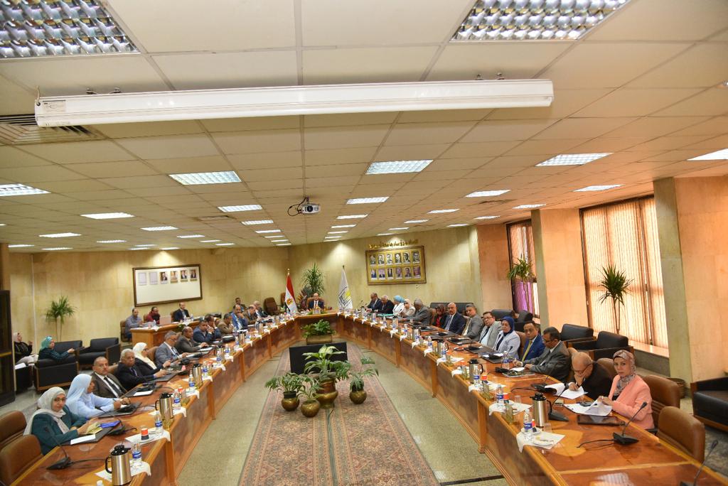 مجلس جامعة أسيوط برئاسة الدكتور أحمد المنشاوى يُعلن تأييد الرئيس السيسى فى انتخابات الرئاسة المقبلة 