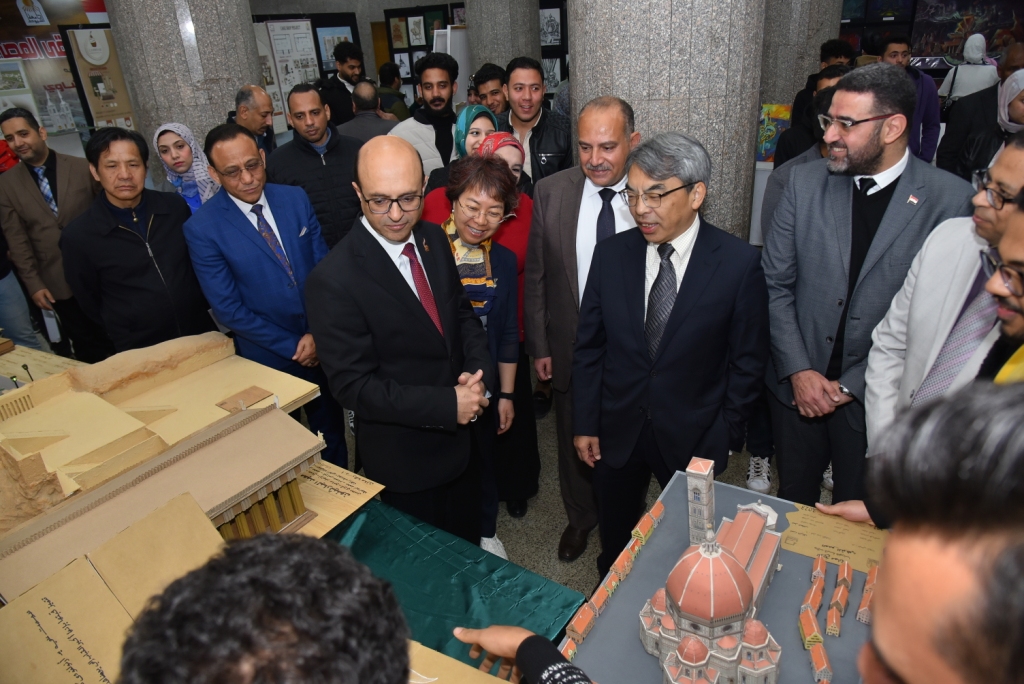 رئيس جامعة أسيوط يفتتح المعرض الفني لقسميّ الديكور والعمارة بكلية الفنون الجميلة 