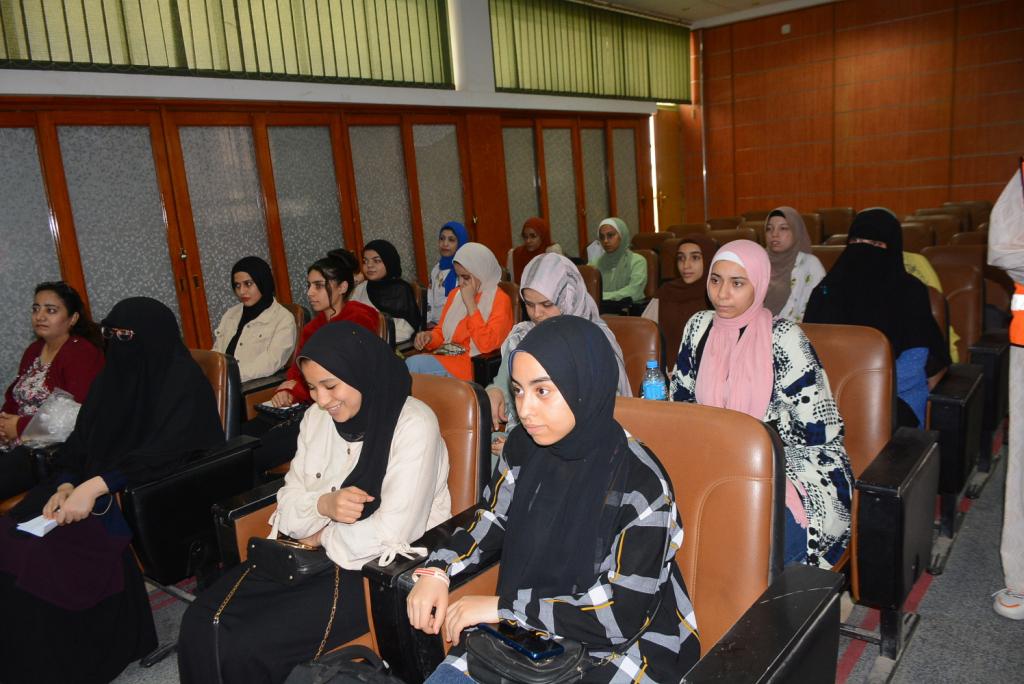 د. المنشاوي: المخدرات تسبب الوفاة أو الانتحار ولابد من تكوين وعي اجتماعي وثقافي وصحي بأضرارها      تحت رعاية الدكتور أحمد المنشاوي رئيس جامعة أسيوط؛ نظمت إدارة النشاط الاجتماعي، والرحلات، بالإدارة العامة لرعاية الشباب، اليوم الثلاثاء 14 من نوفمبر؛ ندوة تثقيفية، وتوعوية حول :"مكافحة انتشار المخدرات بين الطلاب"؛ لطلاب كلية الهندسة، وذلك بالتعاون مع وزارة التضامن الاجتماعي بمحافظة أسيوط، وبرئاسة الدكتورة نيفين القباج وزيرة التضامن الاجتماعي.     وأوضح الدكتور أحمد المنشاوي ؛ إن الندوة تستهدف؛ زيادة الوعي بين الطلاب؛ بأضرار آفة المخدرات، وتصحيح المفاهيم الخاطئة، في إطار الدور التوعوي للجامعة؛ للحد من ظاهرة الإدمان، والتوعية بمخاطرها؛ لما تسببه آفة المخدرات من مصائب؛ قد تصل إلى الوفاة، أو الانتحار، مضيفاً أن الندوة تأتي؛ ضمن سلسلة من الندوات التوعوية، والتثقيفية بمختلف كليات الجامعة؛ لتوعية الطلاب، والعاملين؛ بمخاطر، وآثار الإدمان، فضلاً عن نشر القيم، والعادات الأصيلة، والأخلاق؛ كمعيار حقيقي لرقي الإنسان، ومصدراً لحمايته من المخاطر المختلفة.     شهدت الندوة حضور؛ الدكتور أحمد عبدالمولى نائب رئيس الجامعة لشئون التعليم والطلاب، ورئيس لجنة مكافحة، وعلاج الإدمان بالجامعة، والدكتور نادي سيد علي مستشار صندوق مكافحة، وعلاج المخدرات، ورئيس مصلحة الطب الشرعي سابقاً، والدكتور إبراهيم عسكر مدير عام البرنامج الوقائي بصندوق مكافحة، وعلاج الإدمان برئاسة مجلس الوزراء، والأستاذ محمد سيد مشرف عام محافظة أسيوط بصندوق مكافحة، وعلاج الإدمان، وبمشاركة الدكتور هيثم إبراهيم مدير عام الإدارة العامة لرعاية الشباب، والأستاذة أميمة إبراهيم مدير إدارة النشاط الإجتماعي بالإدارة العامة لرعاية الشباب، وعدد من العاملين، والطلاب بالكلية .     وأشار الدكتور أحمد عبدالمولى، إلى اهتمام القيادة السياسية؛ بمكافحة ، وعلاج الإدمان، وهو ما يأتي؛ مواكباً لاستراتيجية الجامعة؛ الهادفة إلى محاربة كافة الظواهر السلبية التي تشكل خطراً على مستقبل الطلاب، ودعم كافة الأنشطة الطلابية، والحملات التوعوية؛ لما لها من دور مهم في الوقاية من أثر هذه الظواهر؛ وذلك في سبيل الدفاع عن حق الإنسان في حياة كريمة، دون الدخول في متاهة العلاج.   وأوضح الدكتور إبراهيم عسكر؛ إن الندوة استهدفت؛  مناقشة طرق العلاج، والوقاية، والتأهيل الاجتماعي؛ للحد من المخدرات، وطرق الإقلاع عنها، كما أل