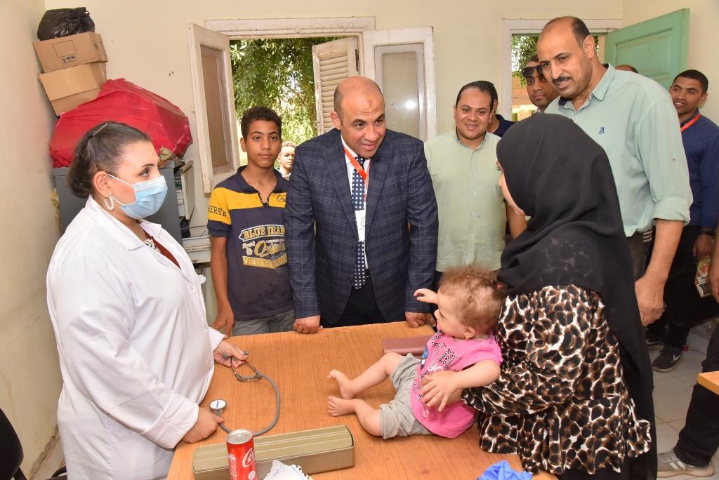 قافلة جامعة أسيوط التنموية الشاملة تناظر ٥٤٠ مواطنا بقرية شطب 