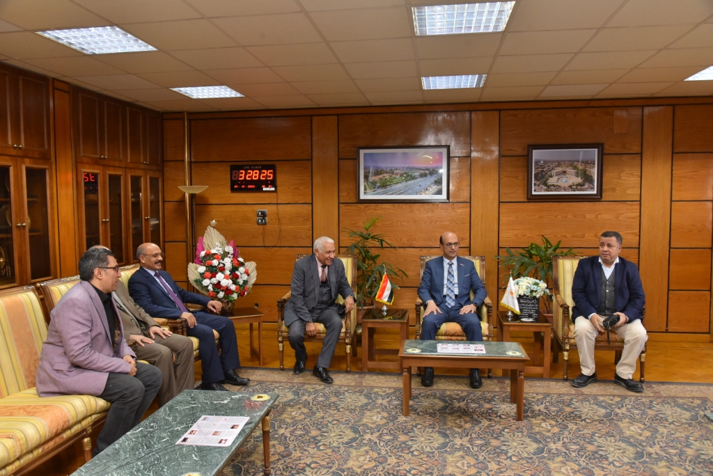 رئيس جامعة أسيوط يستقبل لجنة قطاع الآداب بالمجلس الأعلى للجامعات